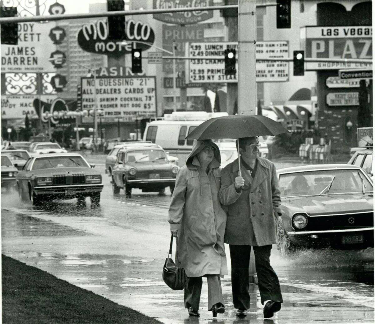 Una pareja pasa por delante del hotel Stardust en el Strip de Las Vegas en 1981. (Archivo de La ...