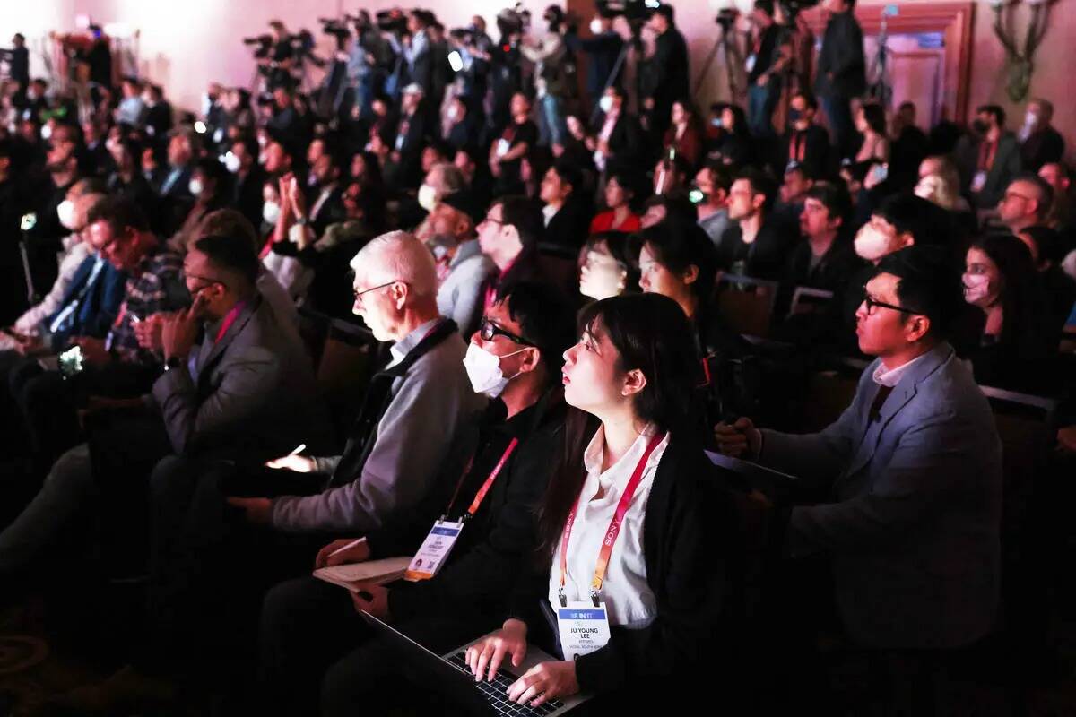 Miembros de los medios de comunicación asisten a la rueda de prensa de LG Electronics previa a ...