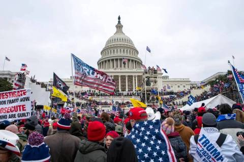 Manifestantes leales al presidente Donald Trump se concentran en el Capitolio de Estados Unidos ...