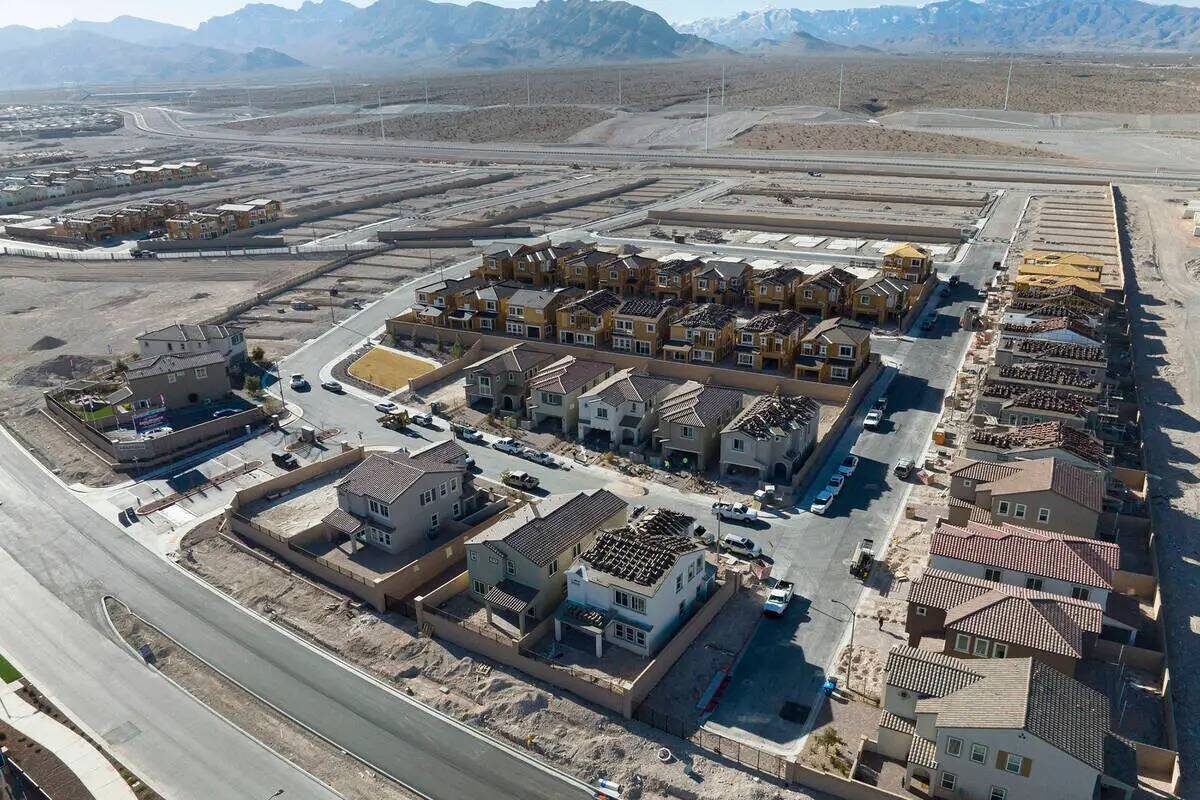 Se está construyendo una nueva comunidad de viviendas en el noroeste de Las Vegas, en Skye Can ...