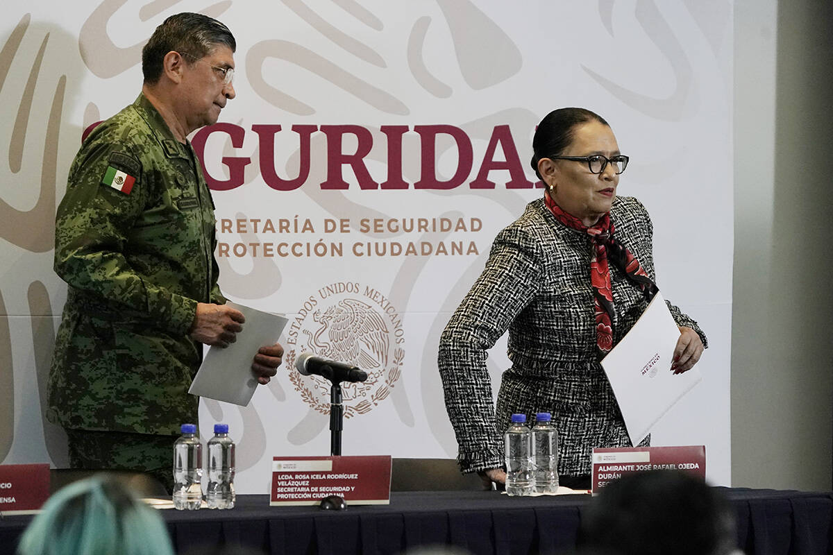 La secretaria de Seguridad Pública de México, Rosa Icela Rodríguez, a la derecha, y el secre ...