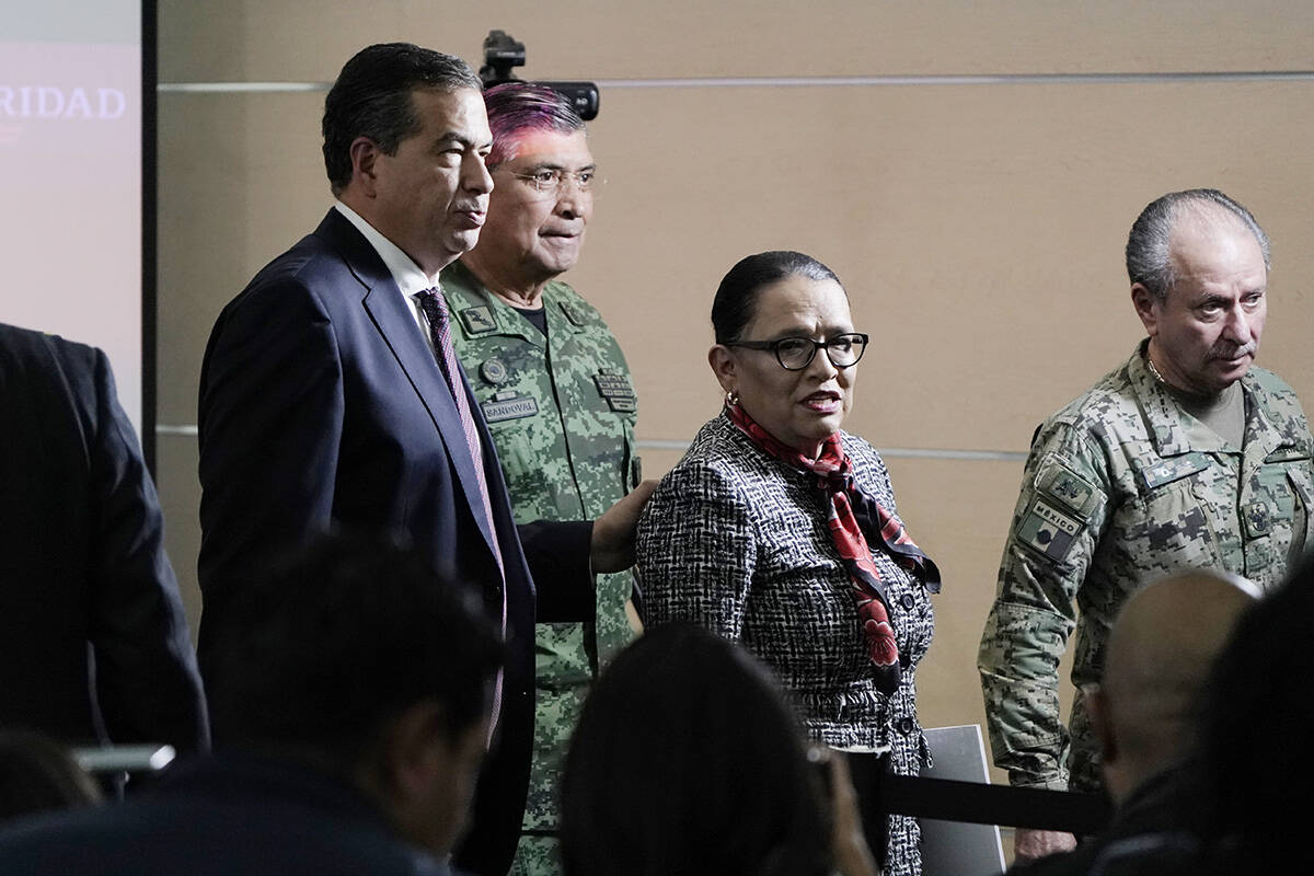 La secretaria de Seguridad Pública de México, Rosa Icela Rodríguez, centro, y el secretario ...