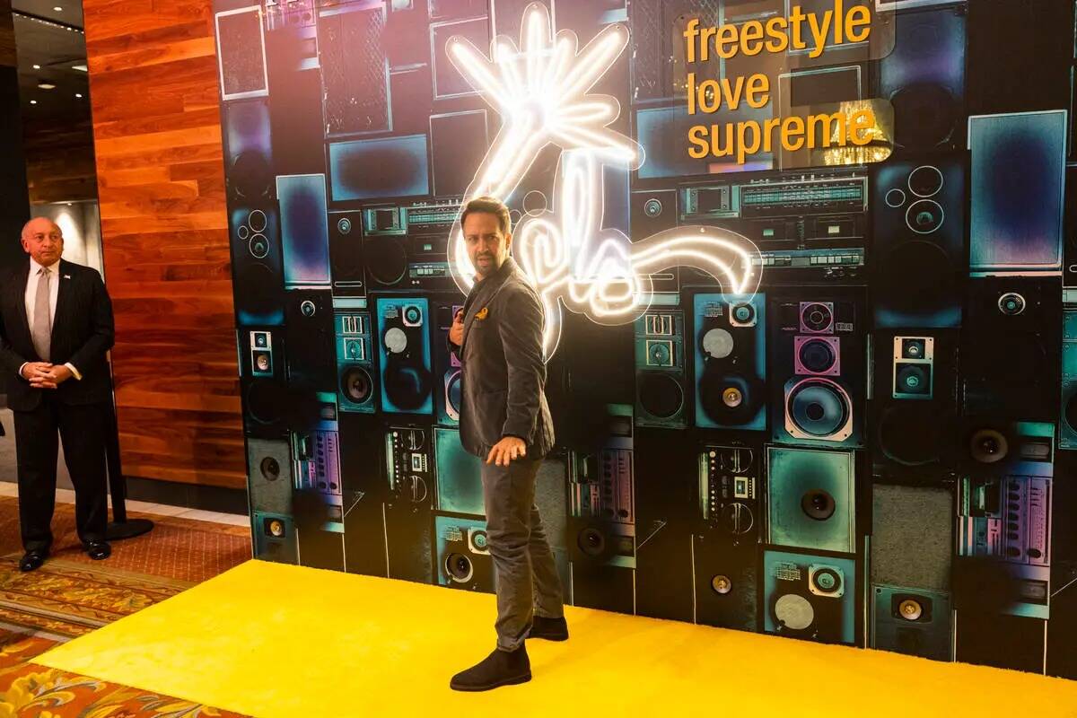 Lin-Manuel Miranda, cocreador de Freestyle Love Supreme, posa para las fotos antes de presentar ...