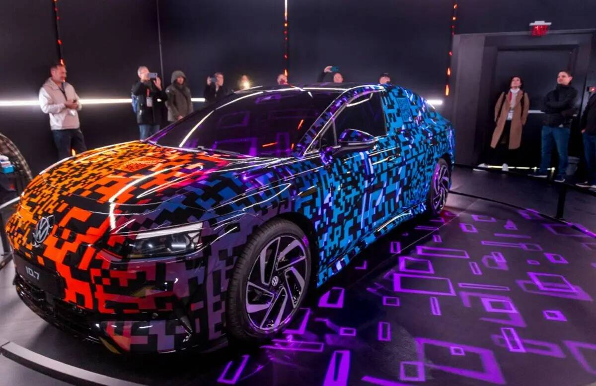 Los asistentes echan un vistazo al Volkswagen ID.7 Electric Sedan with Light-Up Paint durante l ...