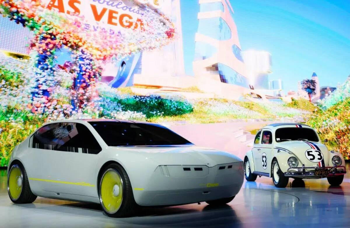 El BMW i Vision Dee concept EV se muestra con Herbie the Love Bug durante una conferencia de BM ...