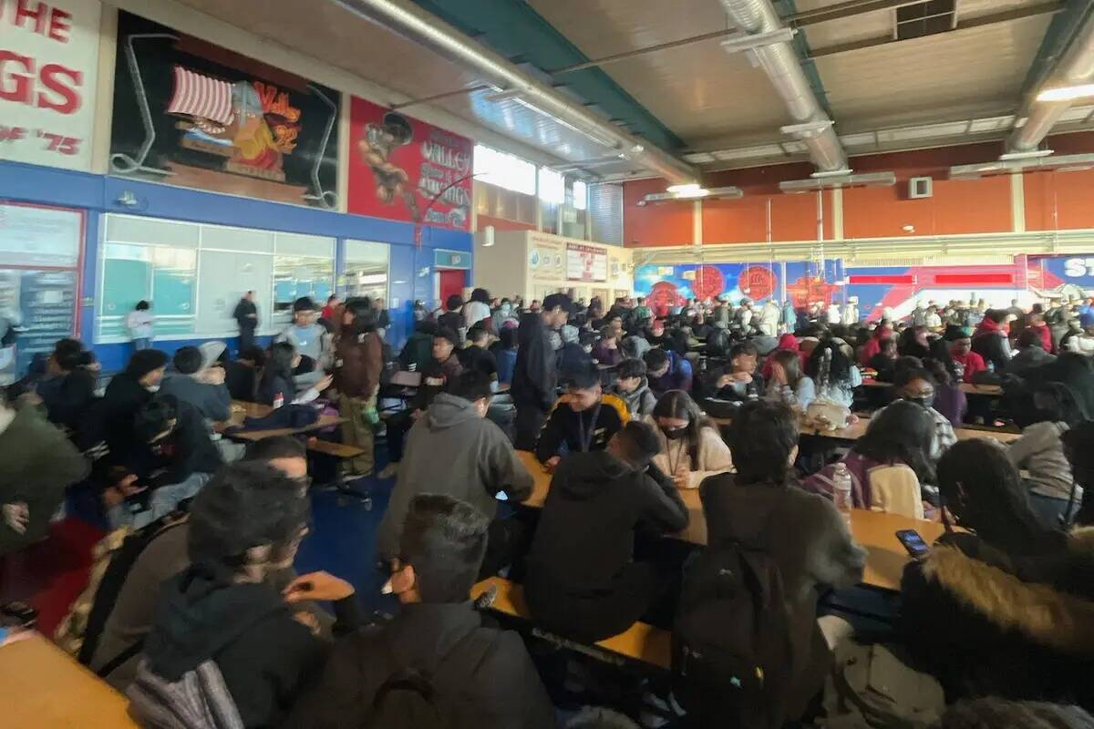 Estudiantes de Valley High School se reúnen en la cafetería de la escuela durante un apagón ...