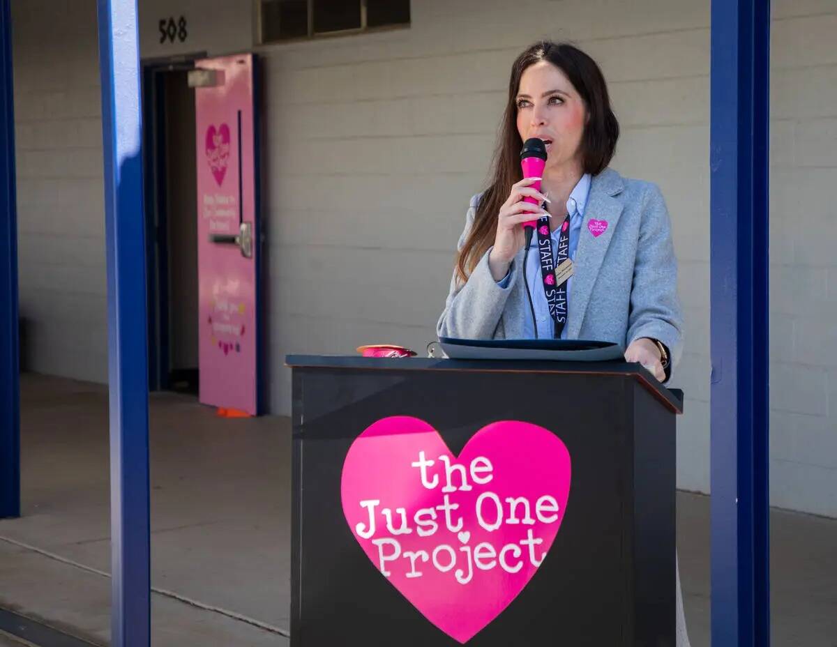 Brooke Neubauer, izquierda, fundadora y directora ejecutiva de The Just One Project, habla dura ...