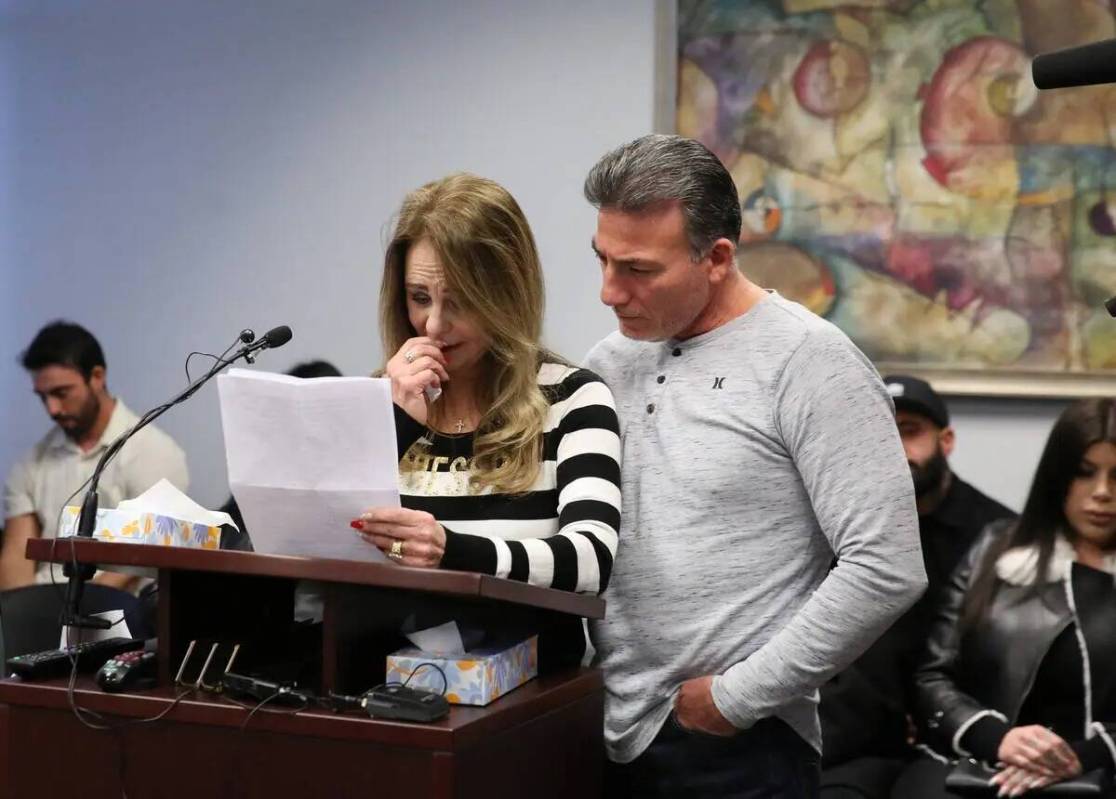 Sal Garibay consuela a su esposa Joyce, madre de Luis Campos, de 45 años, mientras lee su decl ...