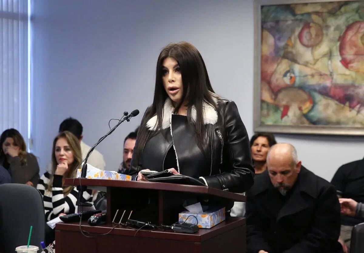 Julie Campos, esposa de Luis Campos, de 45 años, habla a la junta de libertad condicional que ...