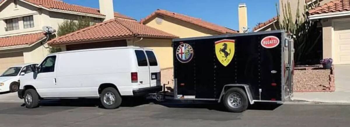 Esta van Ford y su remolque de carga estaban estacionados fuera de una casa de Las Vegas justo ...