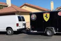 Esta van Ford y su remolque de carga estaban estacionados fuera de una casa de Las Vegas justo ...