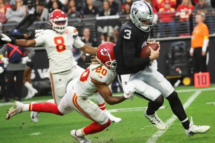 El wide receiver de los Raiders Davante Adams (17) se queda corto en un pase de touchdown bajo ...