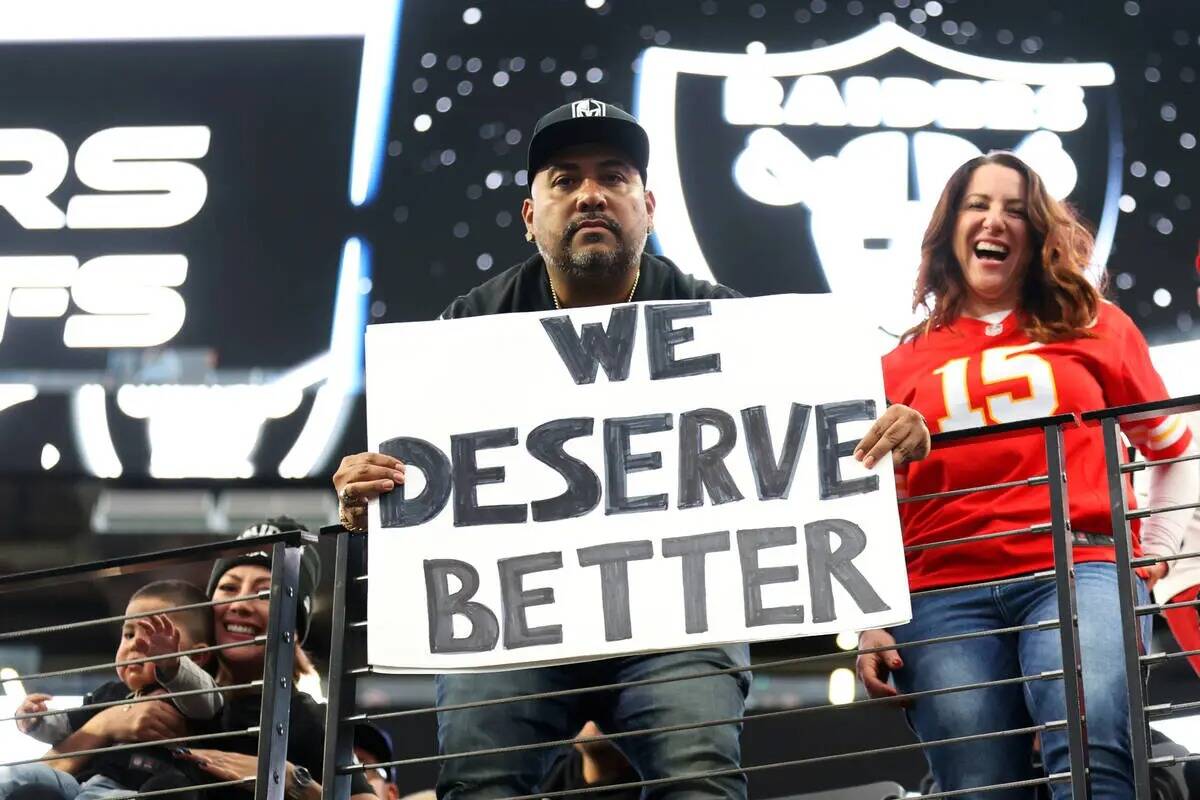 Un fan muestra un cartel durante la primera parte de un partido de fútbol americano de la NFL ...