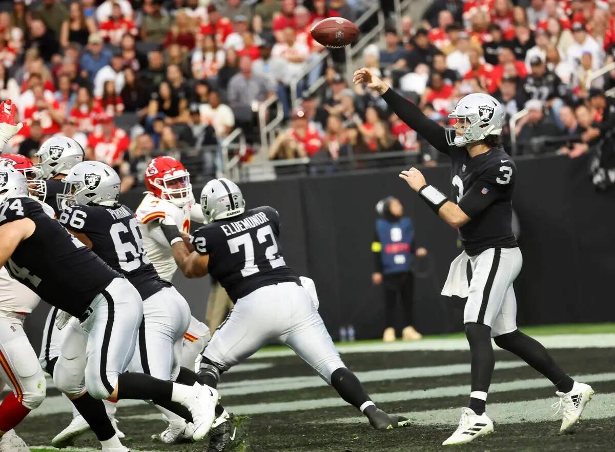El quarterback de los Raiders Jarrett Stidham (3) lanza un pase durante la primera mitad de un ...