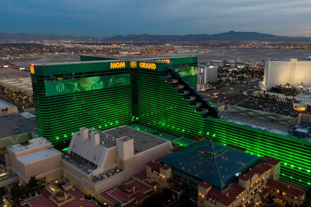 Vista aérea del hotel casino MGM Grand en el sur de Las Vegas Strip al atardecer del miércole ...
