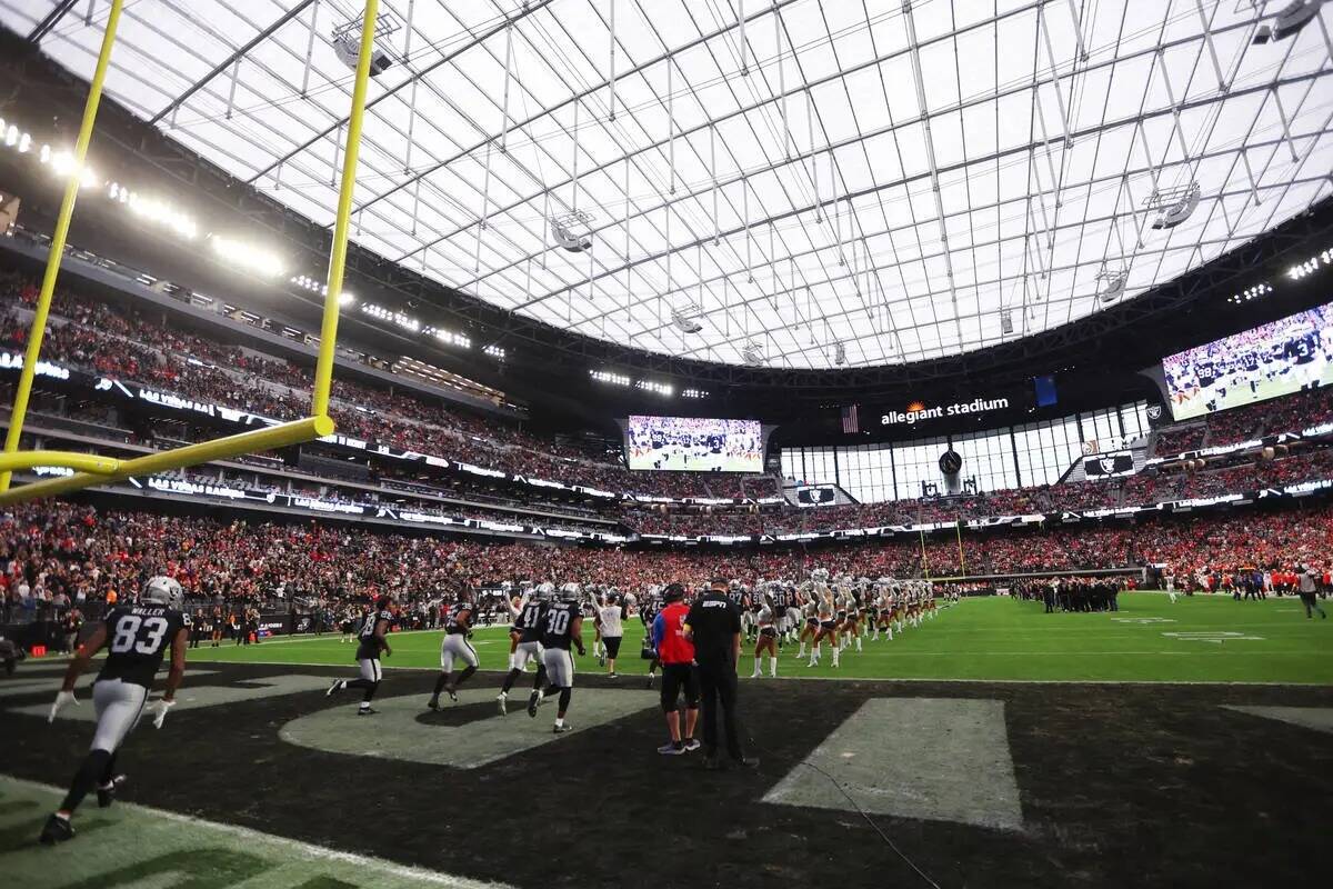 Los Raiders de Las Vegas salen al campo para un partido de fútbol americano de la NFL contra l ...