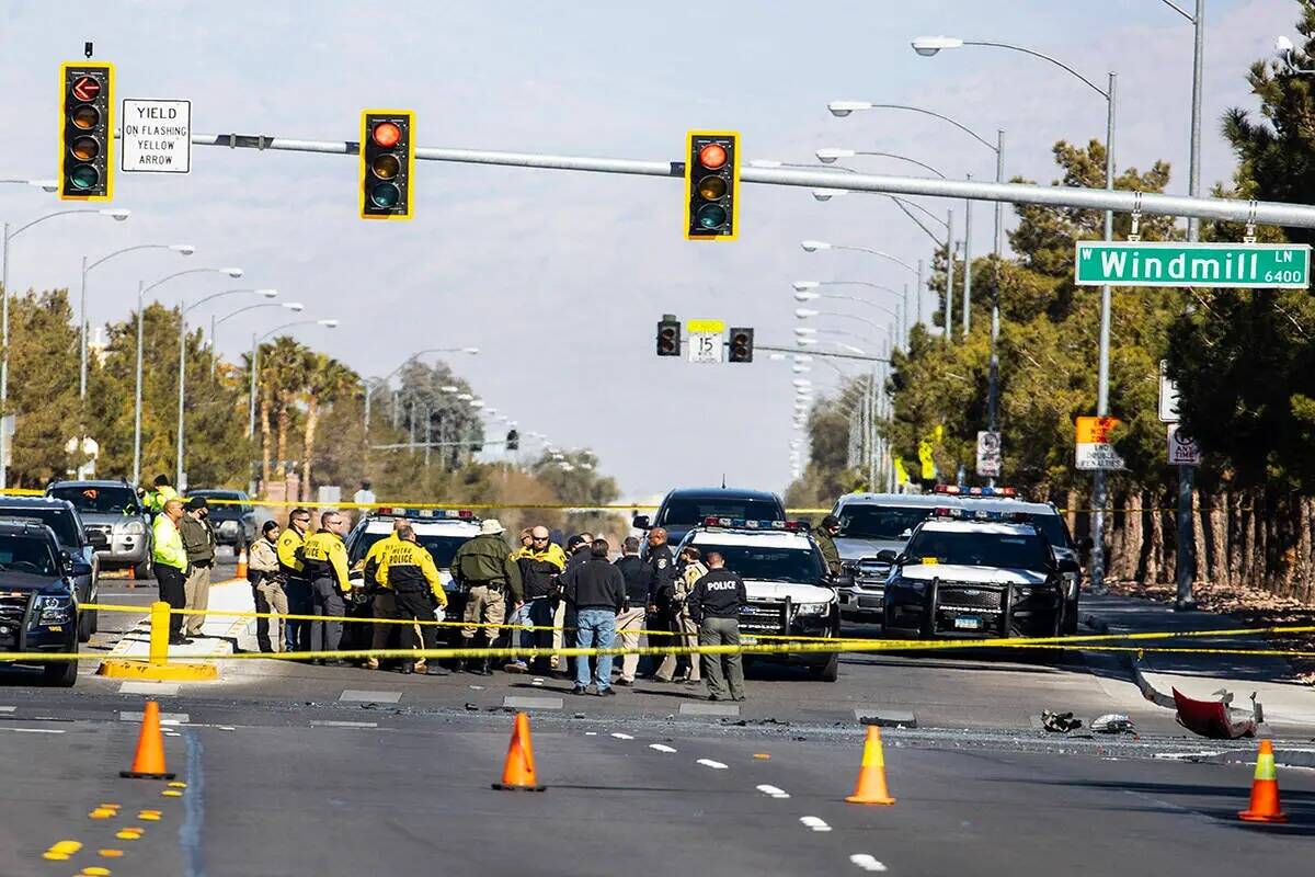 La policía de Las Vegas y del Distrito Escolar del Condado Clark investiga un accidente mortal ...