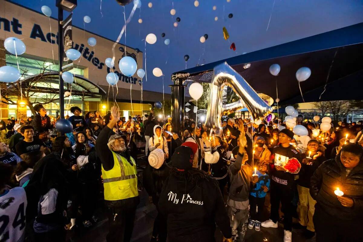 Familiares y amigos lanzan globos al cielo durante una celebración en memoria de Ashari Hughes ...