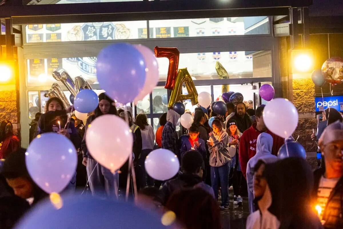 Amigos y familiares de Ashari Hughes, de 16 años, sostienen velas durante una celebración de ...