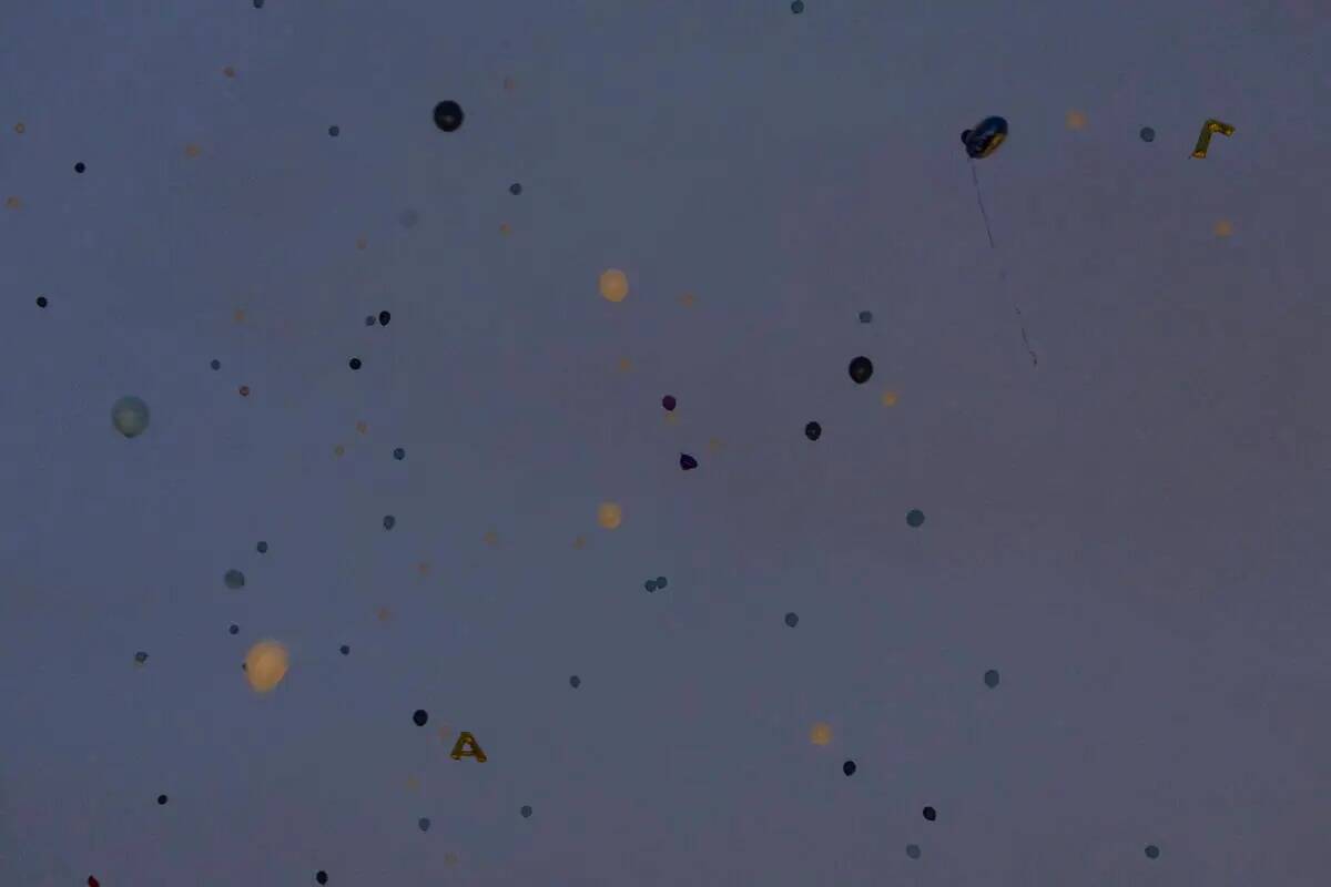 Globos son lanzados al cielo durante una celebración de la vida en memoria de Ashari Hughes, 1 ...