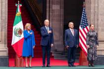 De izquierda a derecha, la primera dama Jill Biden, el presidente Joe Biden, el presidente mexi ...