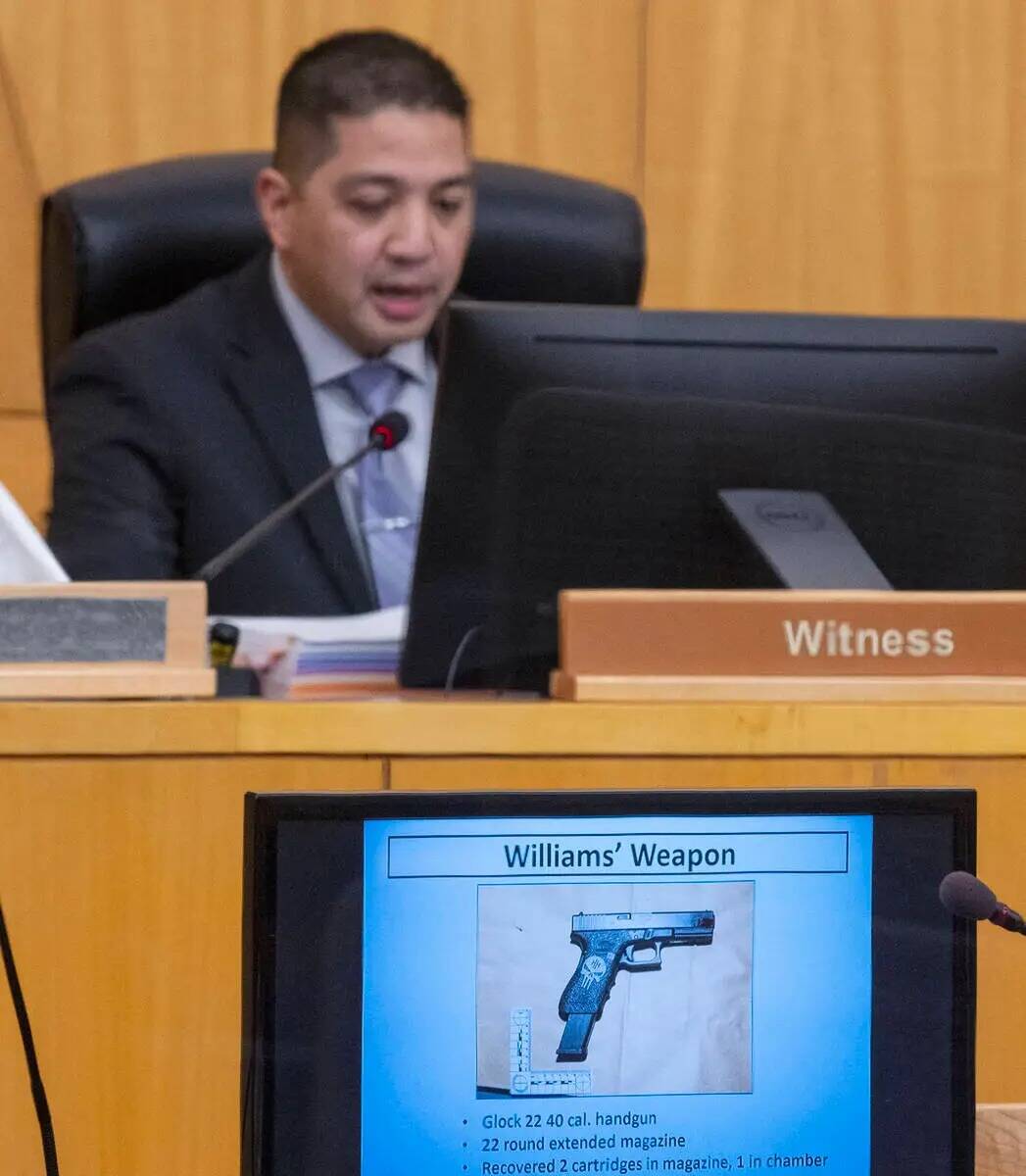El arma de Isaiah Williams fue exhibida mientras el detective del Departamento de Policía Metr ...