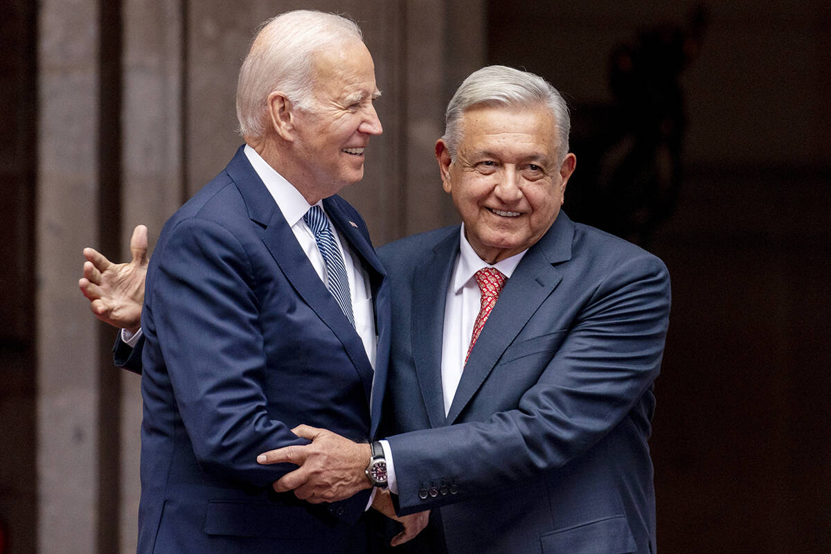 El presidente Joe Biden es recibido por el presidente mexicano Andrés Manuel López Obrador cu ...