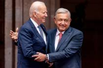 El presidente Joe Biden es recibido por el presidente mexicano Andrés Manuel López Obrador cu ...