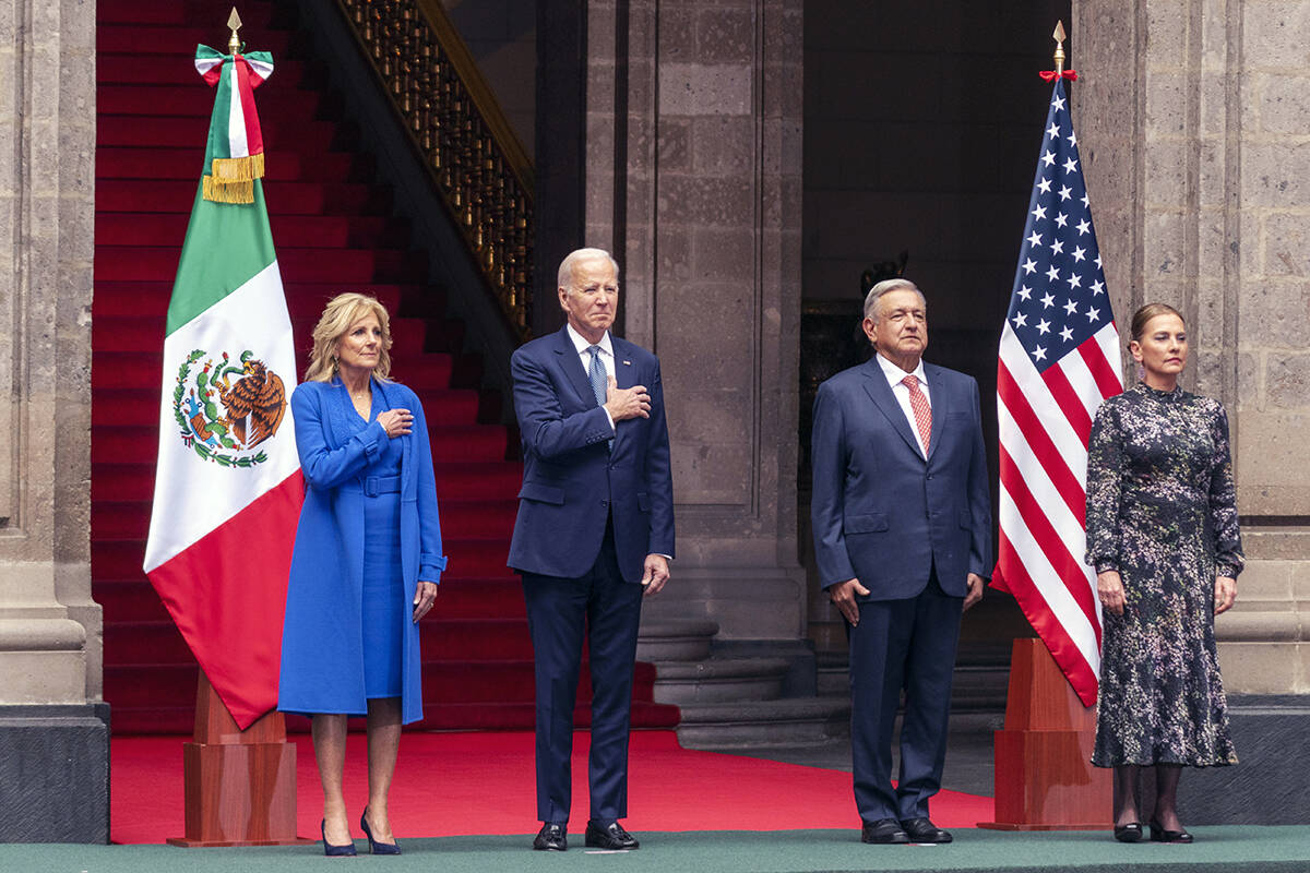 De izquierda a derecha, la primera dama Jill Biden, el presidente Joe Biden, el presidente mexi ...