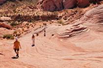 Visitantes del norte de Nevada recorren el colorido paisaje rocoso de Valley of Fire State Park ...