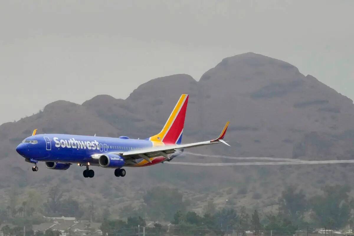 ARCHIVO - Un avión de Southwest Airlines llega al Aeropuerto Internacional Sky Harbor, el 28 d ...