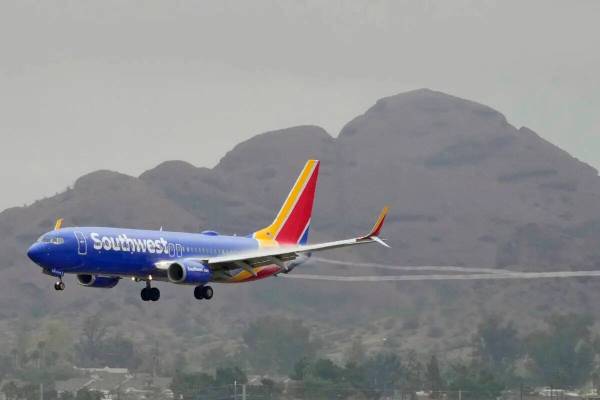 ARCHIVO - Un avión de Southwest Airlines llega al Aeropuerto Internacional Sky Harbor, el 28 d ...