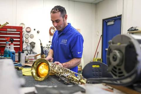Tim Adelson, técnico de reparación de instrumentos musicales del Distrito Escolar del Condado ...