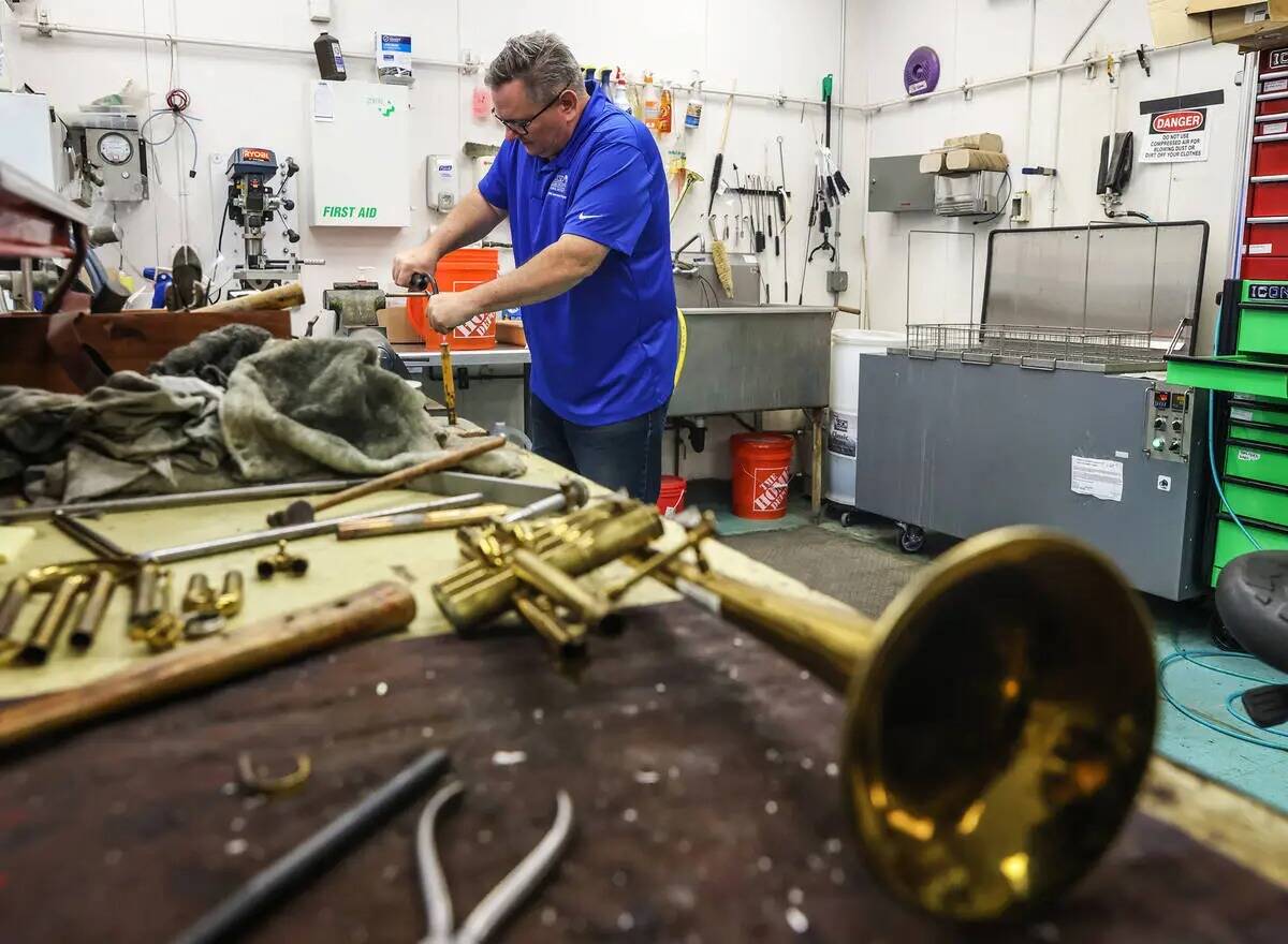Cameron Gates, técnico de reparación de instrumentos musicales del Distrito Escolar del Conda ...