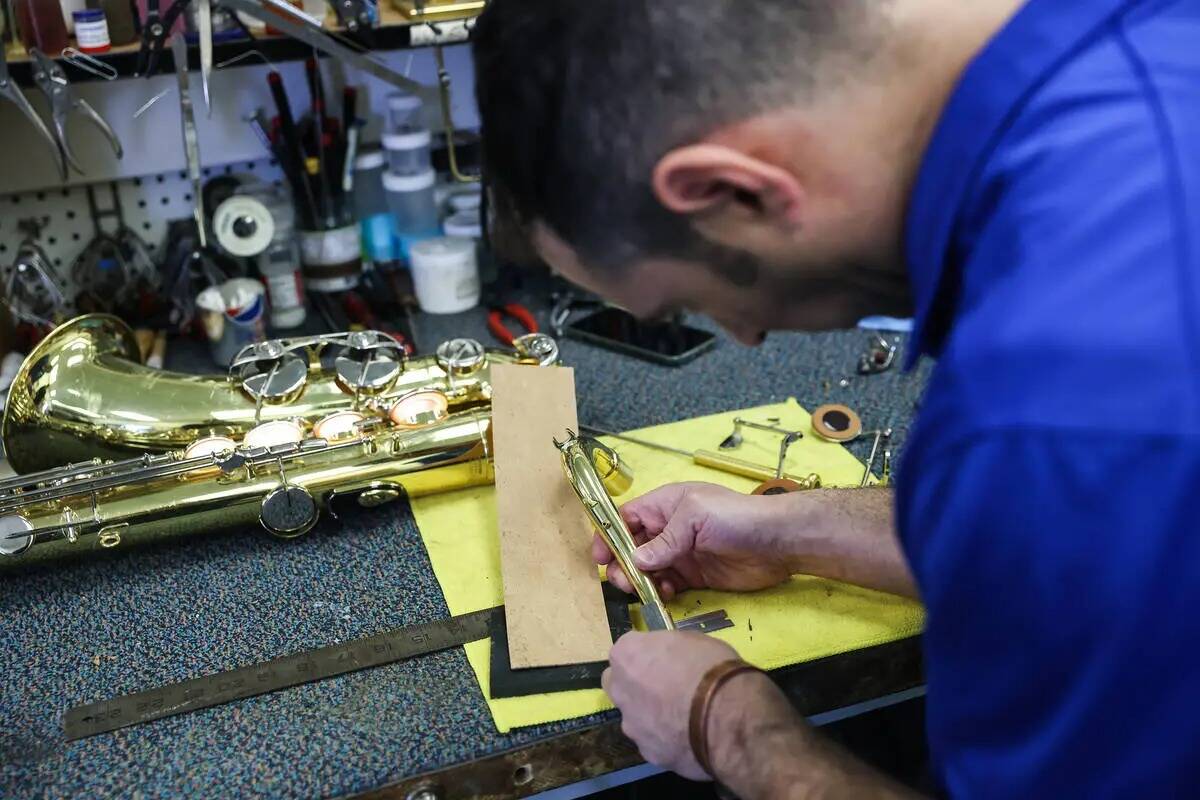 Tim Adelson, técnico de reparación de instrumentos musicales del Distrito Escolar del Condado ...