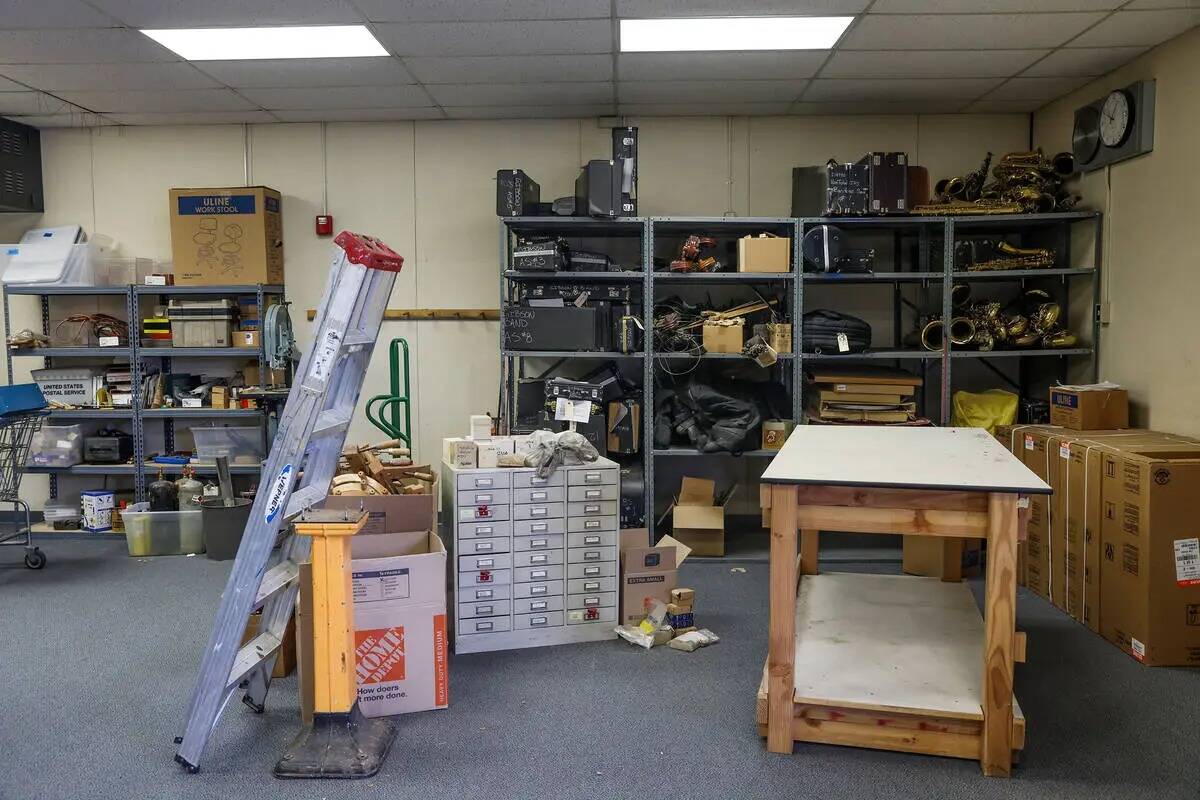 El almacén en el taller de reparación de instrumentos musicales del Distrito Escolar del Cond ...