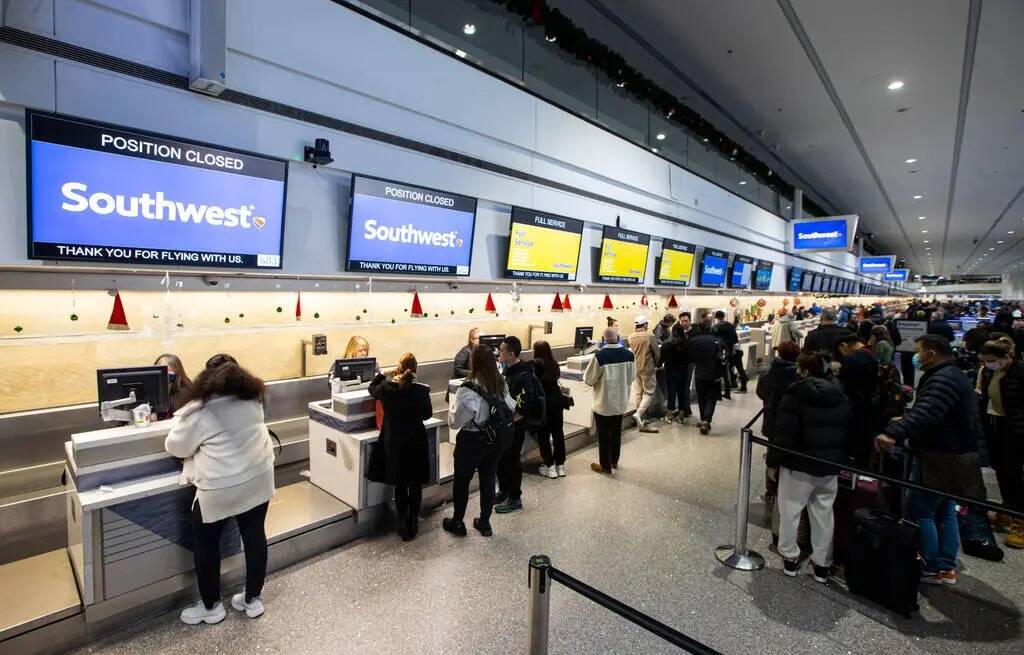 Pasajeros se registran en Southwest Airlines en el Aeropuerto Internacional Harry Reid el jueve ...