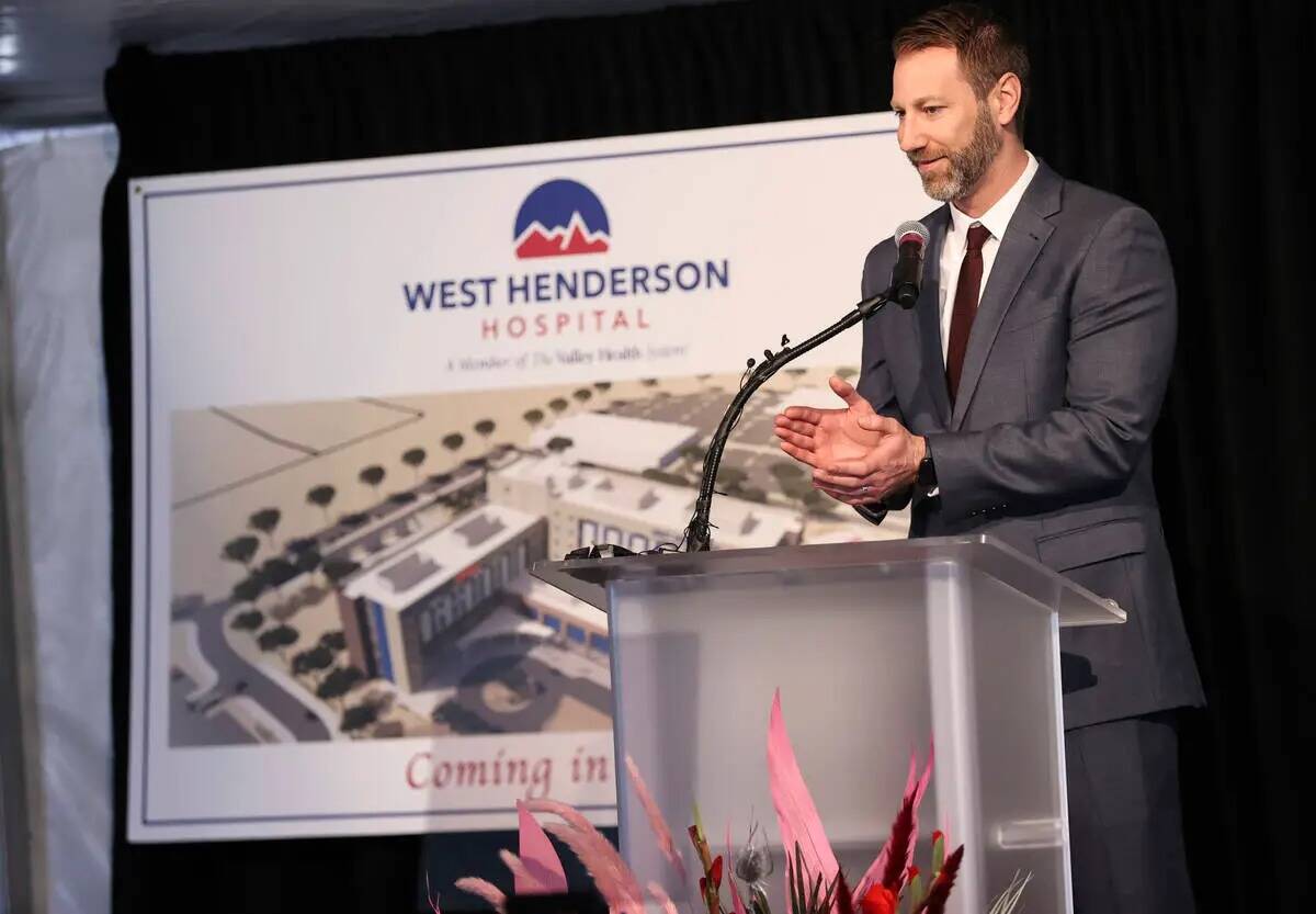 Chris Loftus, director ejecutivo de los Hospitales West Henderson y Desert Springs, habla antes ...