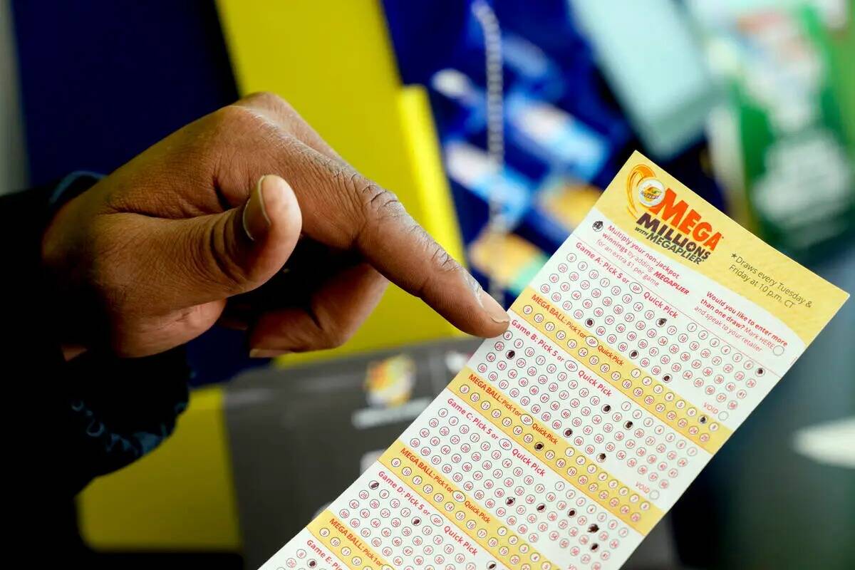 Un talón de la lotería Mega Millions se muestra en el Lucky Mart de Chicago el martes 10 de e ...