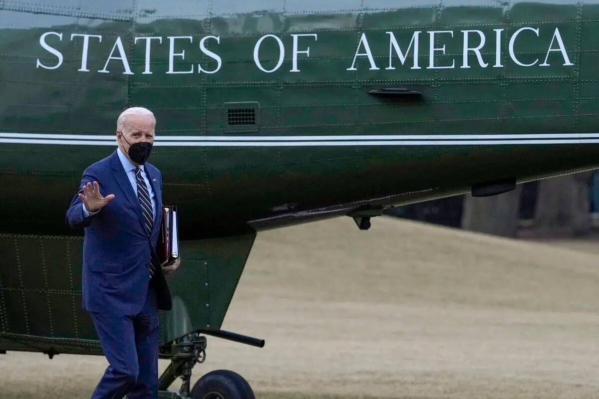 El presidente Joe Biden camina desde Marine One hacia el Despacho Oval en el Jardín Sur de la ...