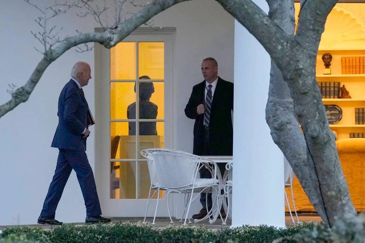El presidente Joe Biden, a la izquierda, camina hacia el Despacho Oval en el Jardín Sur de la ...