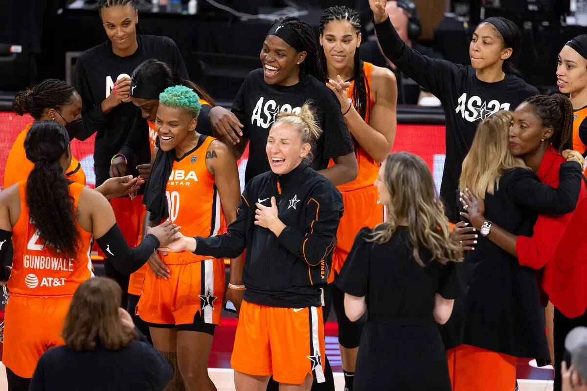 Miembros del equipo de la WNBA celebran una victoria contra la selección femenina de Estados U ...