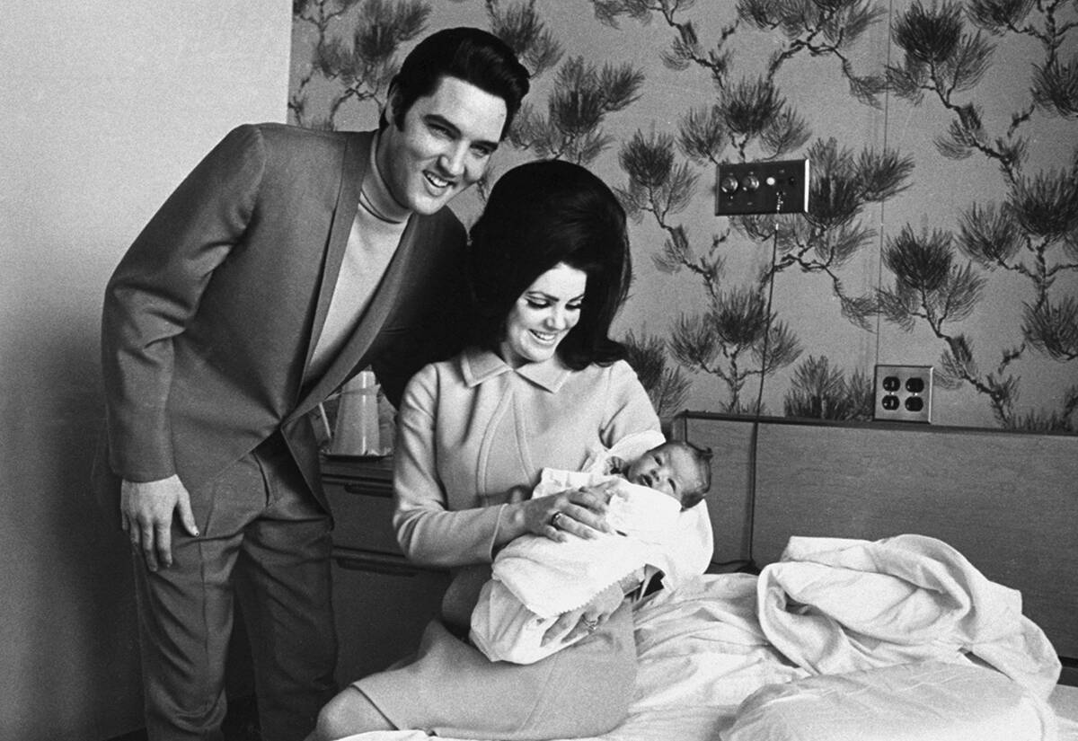 Lisa Marie Presley posa para su primera foto en el regazo de su madre, Priscilla, el 5 de febre ...