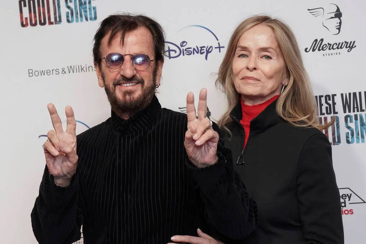 Ringo Starr, a la izquierda, y Barbara Bach posan para los fotógrafos a su llegada al estreno ...