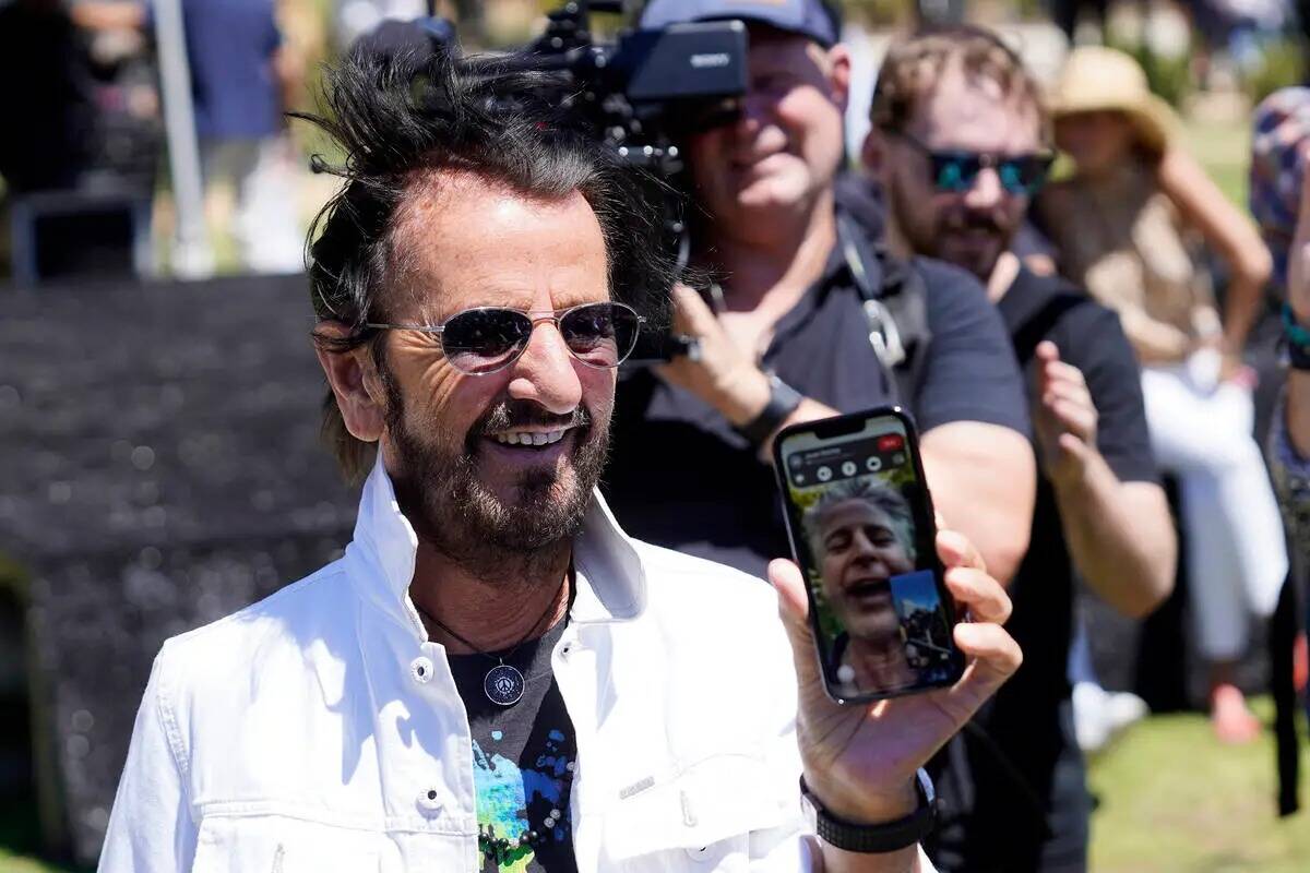 Ringo Starr recibe una llamada de felicitación de su hijo Jason durante la "Peace & Love Birth ...