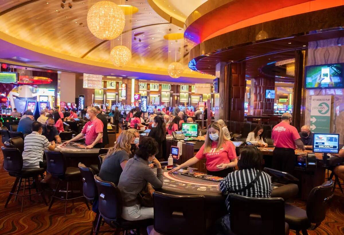 Las mesas están abarrotadas en el Resort Red Rock de Station Casinos el miércoles 12 de mayo ...