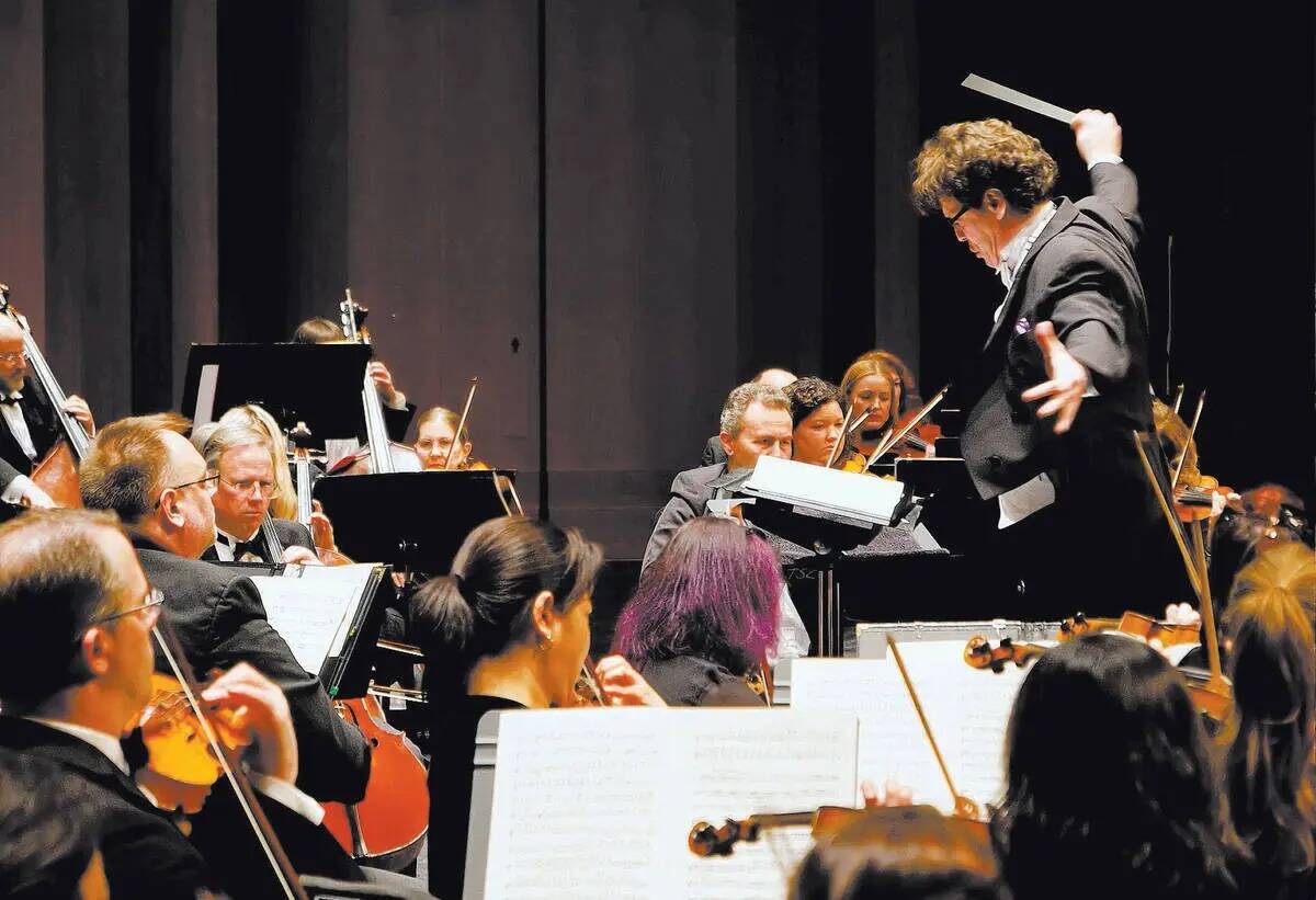 Donato Cabrera dirige a Las Vegas Philharmonic, con Las Vegas Master Singers, mientras se prese ...