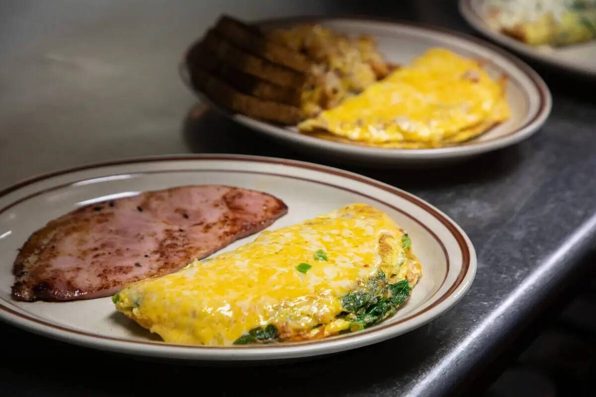 Platos recién preparados en Egg and I, un restaurante de desayunos, el jueves 12 de enero de 2 ...