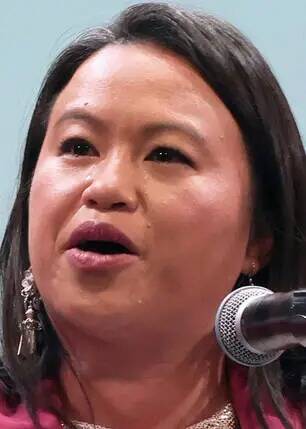 La alcaldesa de Oakland, Sheng Thao, pronuncia un discurso junto a su familia en Paramount Thea ...