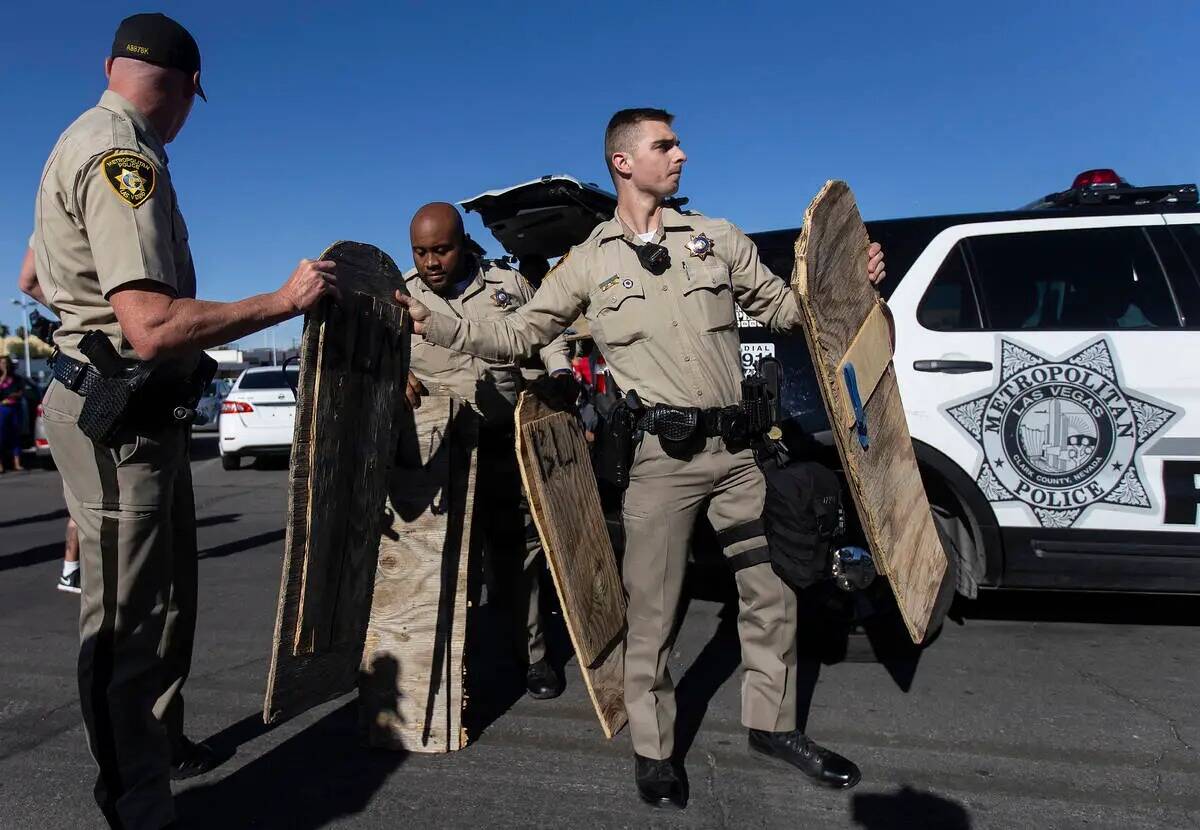 La policía de Las Vegas incauta carteles de madera que considera una amenaza durante una conce ...